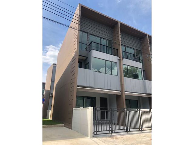 ให้เช่า ทาวน์โฮม 3 ชั้น 25.7 ตรว. หัวมุม ใหม่สวย อยู่ มบ.กลางเมืองวัชรพล จดทะเบียนบริษัทได้ โทร 093 5817344