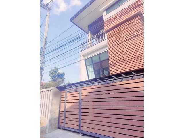 S00280 ขายบ้าน 3 ชั้น หัวมุม ใกล้โรงพยาบาลลานนา
