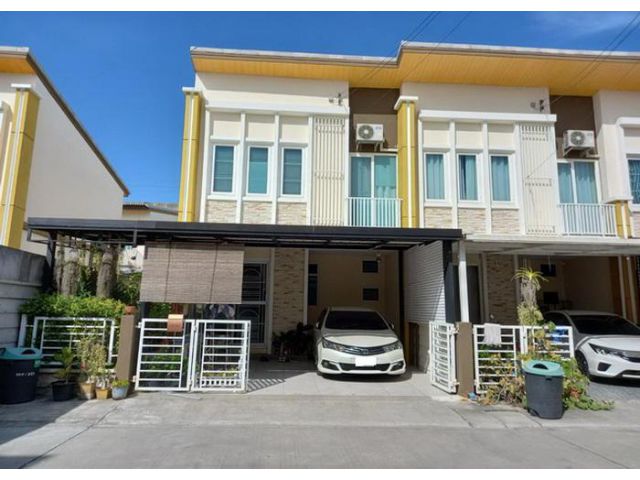ขายทาวน์เฮ้าส์ โกลเด้นทาวน์ 2 อ่อนนุช-ลาดกระบัง ถนนลาดกระบัง เขตลาดกระบัง กรุงเทพมหานคร