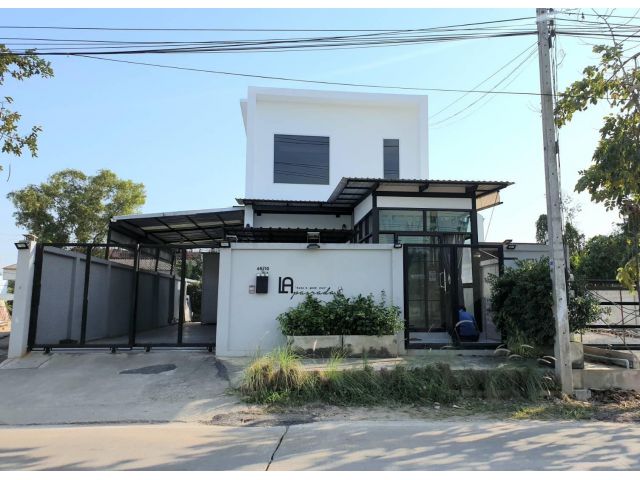 ขายบ้านเดี่ยว ทำเลดีมาก หน้าบ้านติดริมถนน