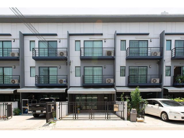 ขายทาวน์เฮ้าส์ 3 ชั้น 3 ห้องนอน 145 ตรม. สภาพใหม่ บ้านกลางเมือง พระรามเก้า – อ่อนนุช แขวงประเวศ