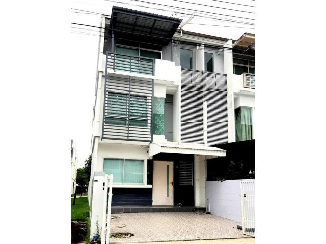 ขายทาวน์โฮม  3 ห้องนอน 21 ตรว. 140 ตรม. หลังมุม ทำเลดี ราคาถูก โครงการ บ้านใหม่ 1 พุทธบูชา 36 โดย บมจ. แลนด์ แอนด์ เฮ้าส