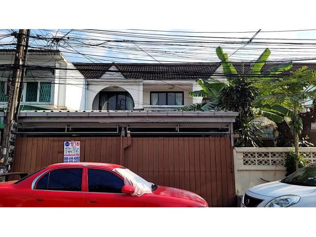 ขายด่วนทาวน์เฮาส์ 2 ชั้น หมู่บ้านอยู่เจริญ ซ.ลาดพร้าว41แยก18 พร้อมเข้าอยู่