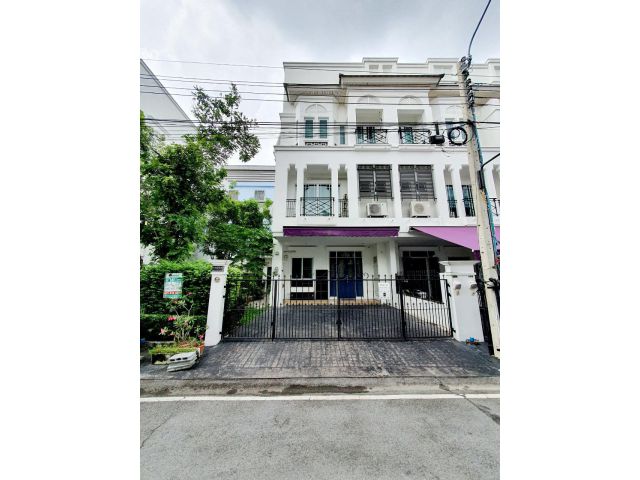 ขายทาวน์โฮม ลีออง สุขุมวิท 62 เนื้อที่ 36.4 ตรว. 3 ชั้น 4 ห้องนอน หลังริม สถาปัตยกรรม ยูโรเปี้ยน สไตล์
