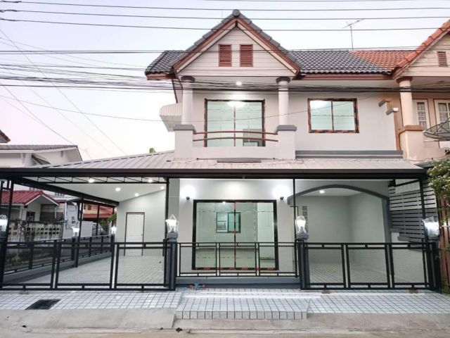 ขายทาวน์ 2 ชั้น #หมู่บ้านบัวทอง4 ตกแต่งใหม่ สวยพร้อมอยู่ ตัวบ้านห่างถนนปากซอยเพียง 200 เมตรหน้าโครงการห่างถนนใหญ่ 2.3 กม