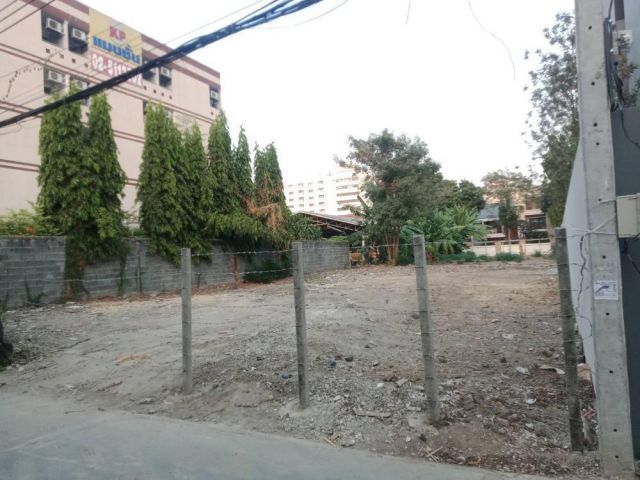 PK68ขาย ที่ดิน 2 แปลง รวม 216 ตรว.  ถมเรียบร้อยแล้ว ติด 2 ซอย  เข้าออกได้ทางลาดพร้าว 15 (ซอยจอมพล) และ ทางถนนรัชดาภิเษก