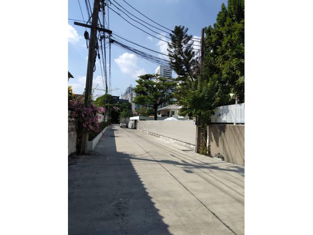 The nice old single house for sale with private pool has 2 houses with maid room for sale at Pattana Karn Road