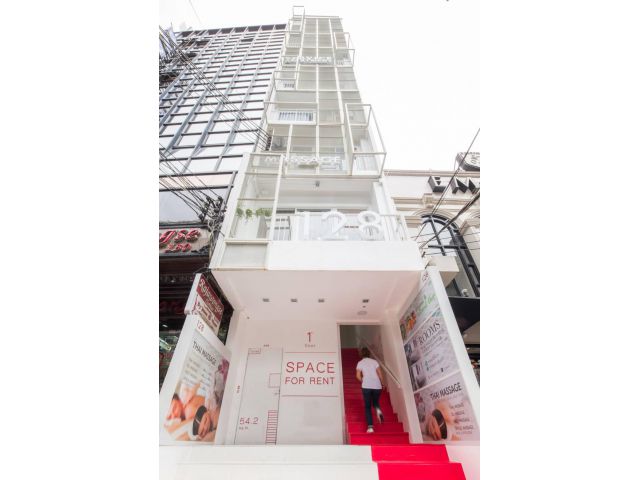 พื้นที่ให้เช่าชั้น 1 Retail shop ติดถนนสุขุมวิท ใกล้บีทีเอสนานา ขนาด 53.5ตร.ม เหมาะทำร้านค้า ด่วน ราคาถูก 087-907-4045