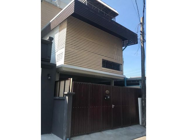 ให้เช่าโฮมออฟฟิศ 3 ชั้น Renovated ซอยลาดพร้าว 42