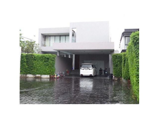 บ้านเดี่ยวสไตล์โมเดิร์น พร้อมสระว่ายน้ำ ใกล้ BTS ทองหล่อ Modern Single house with pool closed BTS Thonglor