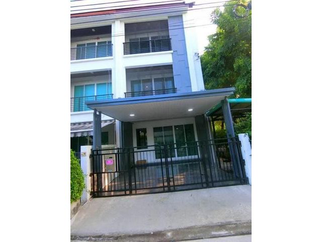 ให้เช่าทาวน์โฮม 3 ชั้น บ้านกลางเมือง ศรีนครินทร์46