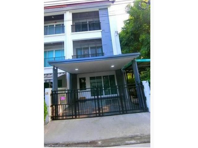 ให้เช่า ทาวน์โฮม 3 ชั้นบ้านกลางเมือง  ศรีนครินทร์