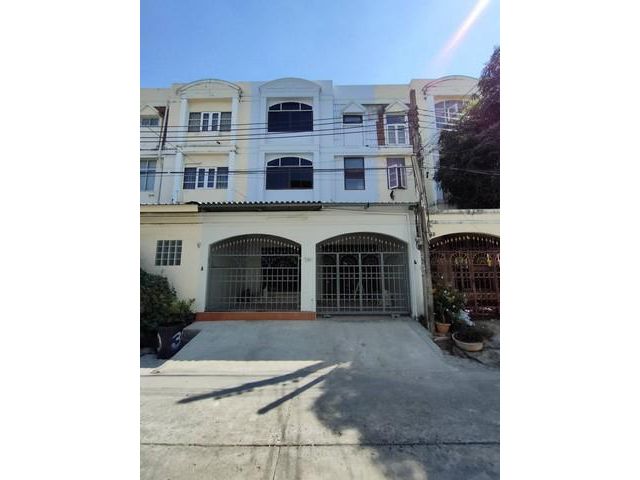 ให้เช่าทาวน์โฮม 4.5 ชั้น 4 ห้องนอน ย่านพระราม9