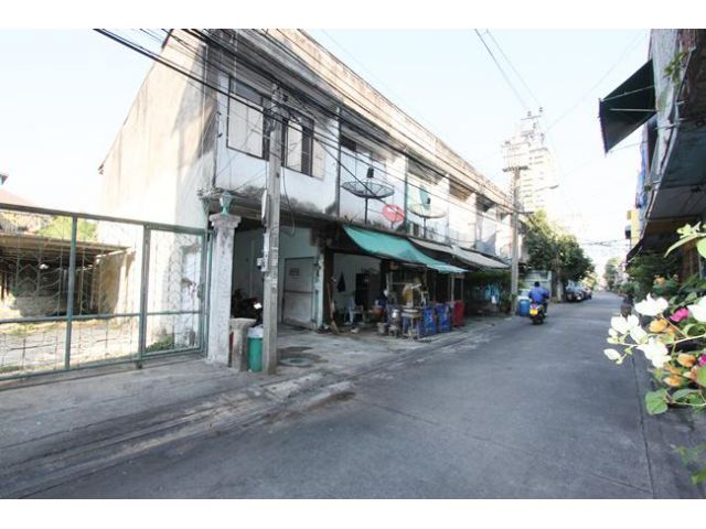 ขายที่ดิน พร้อมตึก 3.5 คูหา ซอยเจริญนคร 18 ใกล้ BTS กรุงธนบุรี