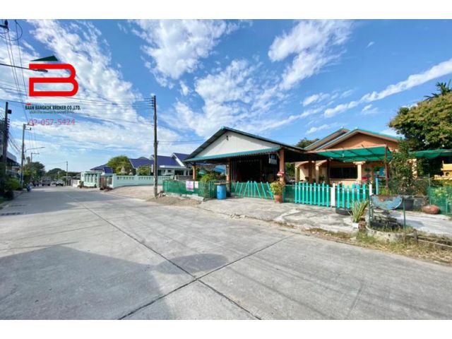 บ้านเดี่ยว 1 ชั้น เนื้อที่ 120 ตรว. มี 3 ห้องนอน 2 ห้องน้ำ ถนนสุขุมวิท อ.เมือง จ.ชลบุรี