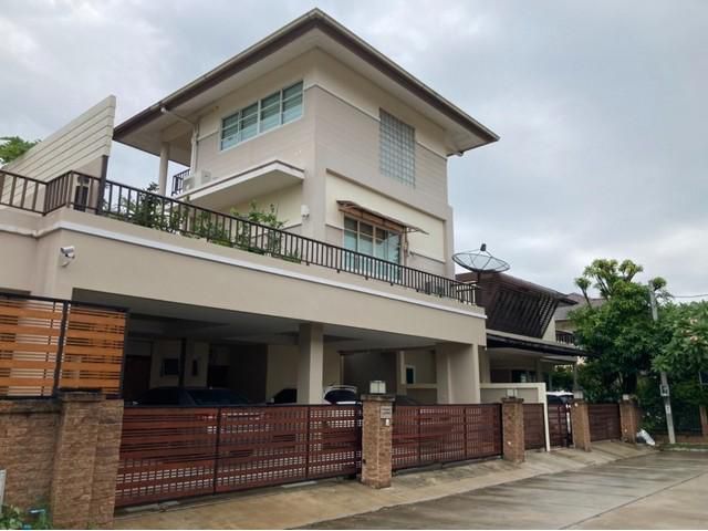 ขายบ้านเดี่ยว 3 ชั้น เนื้อที่ 105.2 ตรว.หมู่บ้านเลอ นครินทร์ ถนนศรีนครินทร์ ตกแต่งบิ้วอินท์ทั้งหลังน่าอยูมาก  ห่างจากถนน