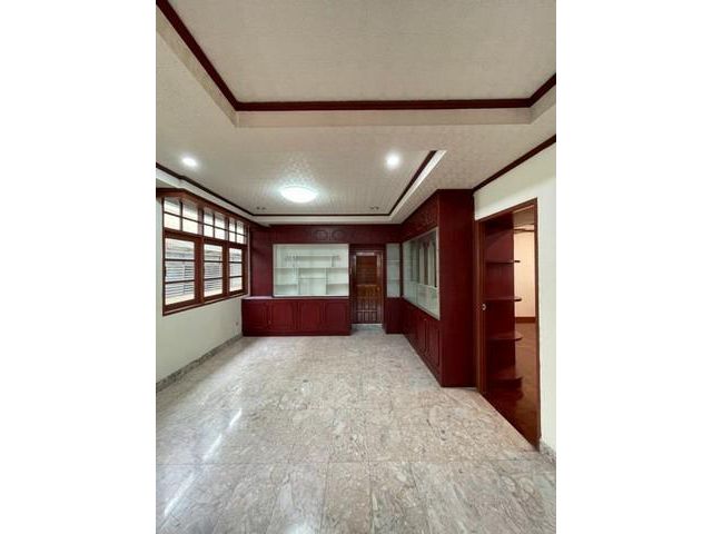 ให้เช่าบ้าน3 ชั้นย่านเจริญนคร วงเวียนใหญ่ ราคา 40,000 บาท ตากสิน คลองสาน รีโนเวทใหม่ หันหน้าทิศเหนือ มีดาดฟ้า