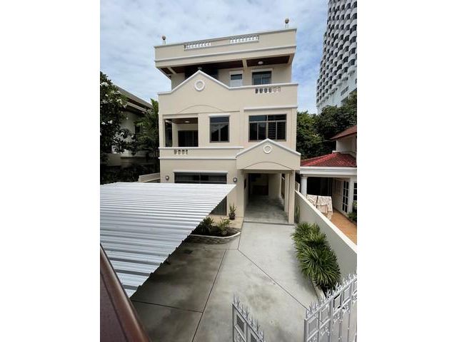 ให้เช่าบ้านเดี่ยว 3 ชั้น สุขุมวิท 4 ใกล้ BTS นานา