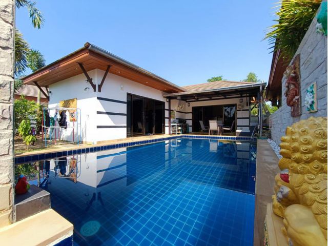 บ้าน 2 ห้องนอน VIP Chain Resort หาดแม่รําพึง บ้านตั้งอยู่เพียง 450 เมตรจากชายหาด บ้านประกอบด้วย 2 ห้องนอน 2 ห้องน้ํา