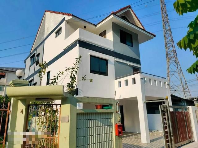ขายบ้านเดี่ยว 3 ชั้น สไตล์โมเดิร์น ทำเลดี จตุจักร