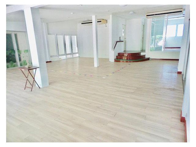 บ้านเดี่ยวพร้อมสวนใหญ่ ใกล้ BTS เอกมัย Single house with big garden closed BTS Ekamai