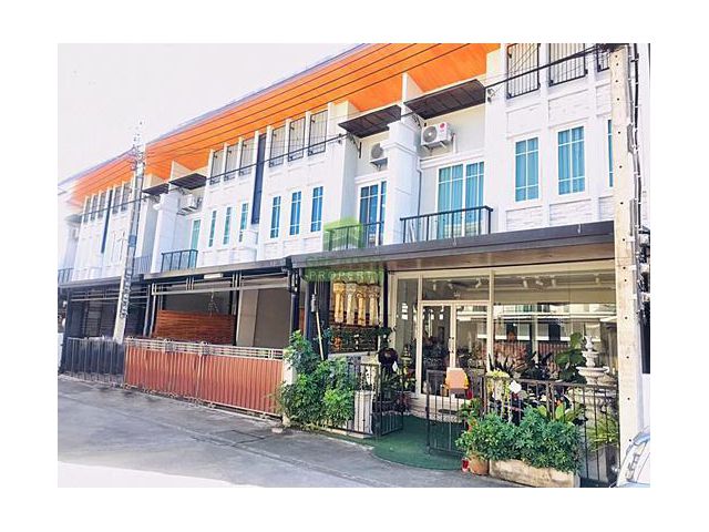 หมู่บ้านโกลเด้นทาวน์ ลาดพร้าว เกษตรนวมินทร์ ขายด่วน ทาวน์โฮม 2 ชั้น เนื้อที่ 21.40 ตร.ว แต่งครบ สวย พร้อมอยู่อาศัย