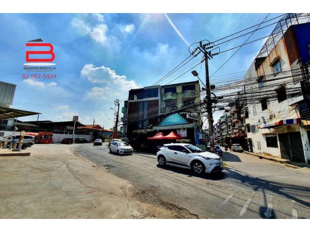 อาคารพาณิชย์ 2 คูหาติดกัน 3.5 ชั้น แยกบางกรวย เนื้อที่ 50 ตรว. มี 5 ห้องนอน ถนนนครอินทร์ อ.บางกรวย จ.นนทบุรี