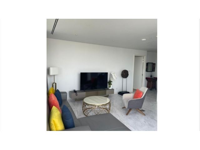 Four Seasons Private Residences ใกล้สะพานตากสิน