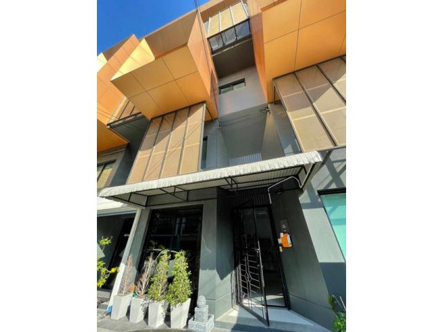 อ.พาณิชย์21 ตรว 220ตรม สุขุมวิท 3.5 ชั้น