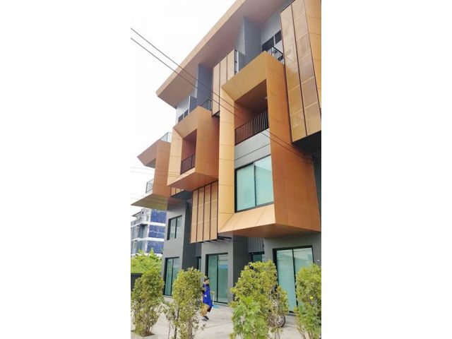 21 ตรว 220ตรม อ.พาณิชย์ สุขุมวิท 3.5 ชั้น