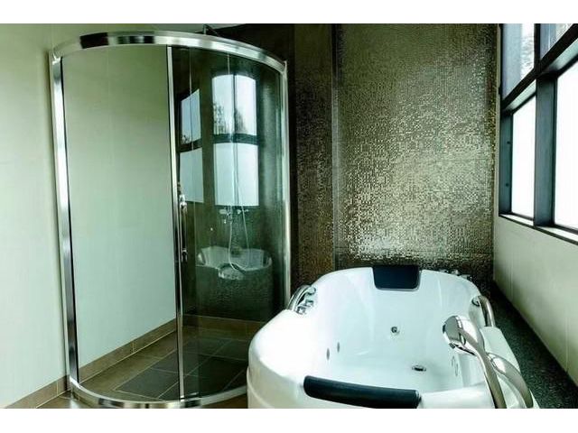 เช่าคฤหาสน์3ชั้นตกแต่งหรู   6 bedrooms พระราม9