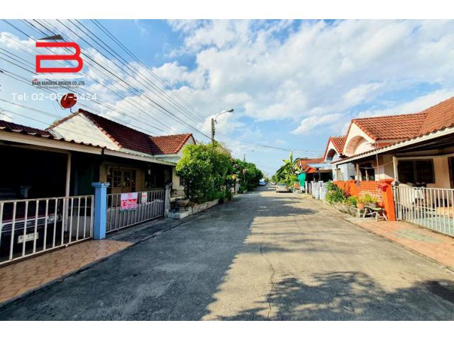 บ้านแฝด 1 ชั้น โครงการ นันทวัน 4 เนื้อที่ 32.4 ตรว. มี 3 ห้องนอน 1 ห้องน้ำ ถนนเลียบวารี-คู้ขวา เขตหนองจอก