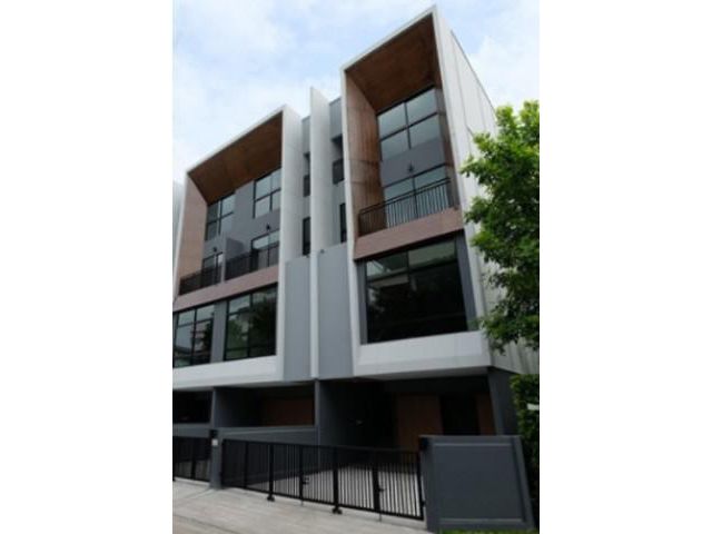รหัสทรัพย์ P6162 ให้เช่าบ้านทาวน์โฮม3 ชั้นครึ่ง โครงการอาร์เด้น ลาดพร้าว 71 สภาพใหม่มาก บ้านหลังมุม