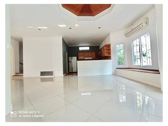บ้านเดี่ยวและสวนใหญ่ พร้อมสระว่ายน้ำส่วนตัว Single House and Big Garden with Private Pool