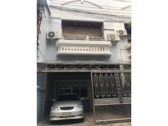 ให้เช่าบ้านทาวน์เฮ้าส์ สุขุมวิท 81 เพียง 300 เมตรจากถนนหลักและสถานี BTS อ่อนนุช สะดวกสบายและปลอดภัย
