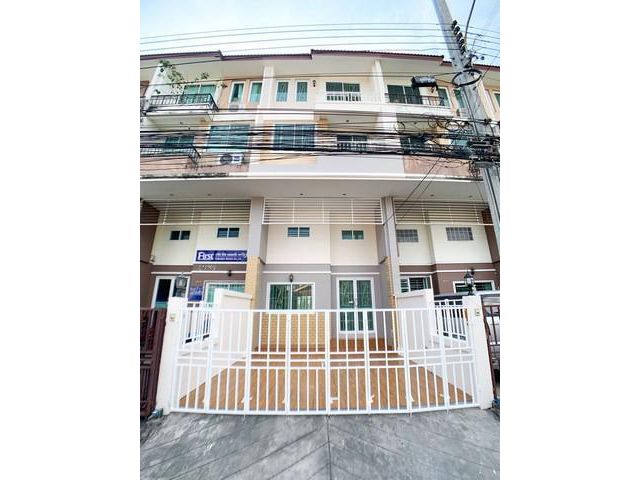 ให้เช่าทาวน์โฮม 4 ชั้น รีโนเวทใหม่ ย่านนวมินทร์