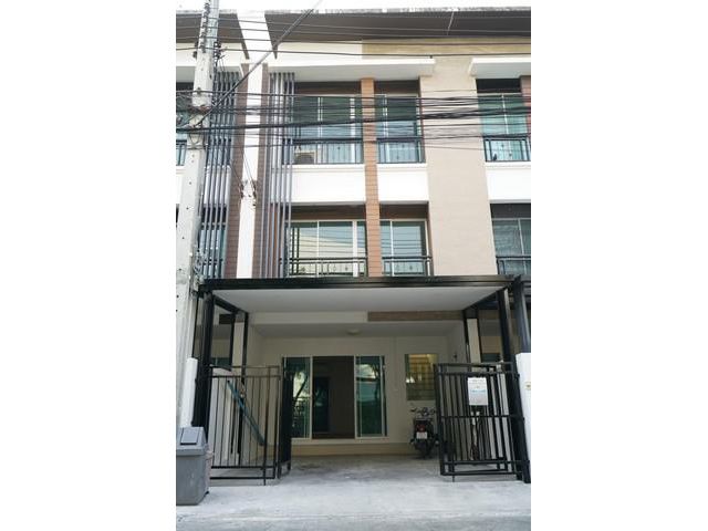 ขาย ทาวน์โฮม 3 ชั้นหมู่บ้านกลางเมือง-ลาดพร้าว