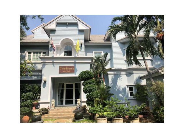 ขายบ้านเดี่ยว 2 ชั้น ม.นราวดี ( ถ.นาวงฯ ใกล้โรบินสัน ศรีสมาน ) 181.5 ตรว 5 นอน 5น้ำ แอร์ขาย 16 ล้าน โทร 093-9594717