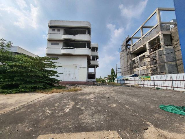 ขาย ที่ดินแปลงสวย ติดสถานีรถไฟฟ้าคลองบ้านม้า ริมถนนรามคำแหง 3 ไร่ 68 ตร.วา โทร 081 451 6933