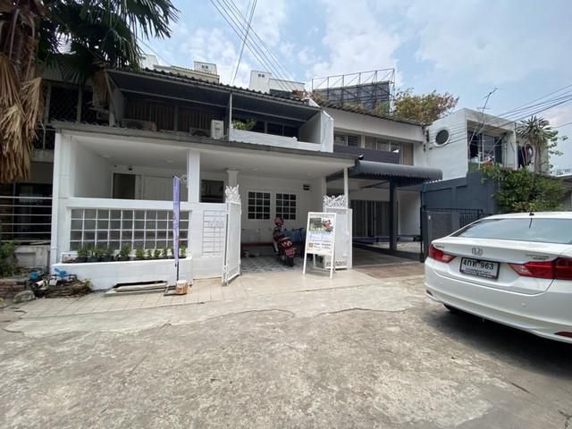 PN08 ให้เช่า ทาวน์เฮ้าส์ 2 ชั้น ซอยสุขุมวิท ใกล้รถไฟฟ้าและห้างสรรพสินค้า ใกล้ห้างสรรพสินค้าเอ็มโพเรียม