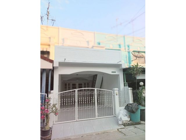 ขายทาวน์เฮ้าส์ 2 ชั้น #หมู่บ้านพูนสิน1 โครงสร้างหน้าบ้านเป็นเทอเรส ตกแต่งพร้อมเข้าอยู่ ใกล้สถานีรถไฟฟ้าแยกมิสทีน Airport