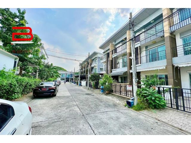 ทาวน์โฮม 3 ชั้น โครงการ มายเพลส นวมินทร์ 72 เนื้อที่ 19.4 ตรว. มี 3 ห้องนอน 3 ห้องน้ำ ถนนนวมินทร์ เขตบึงกุ่ม