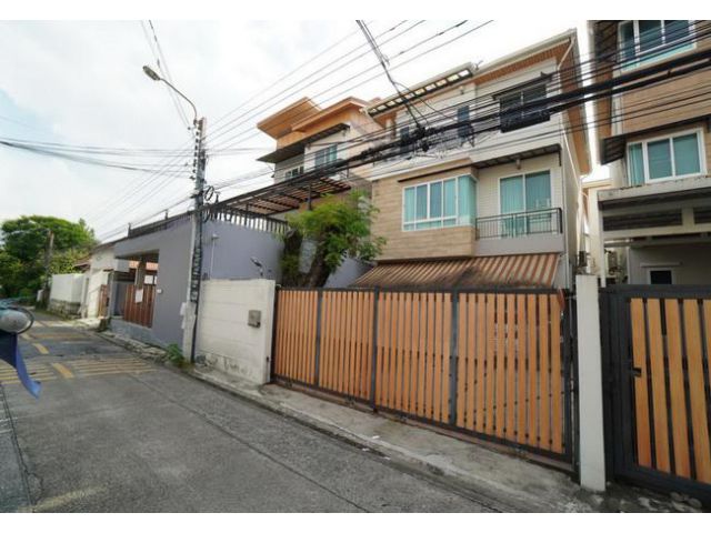 ขายทาวน์โฮม ถนนลาดพร้าว ซอย 110 แยก 3 แขวงพลับพลา เขตวังทองหลาง กรุงเทพมหานคร