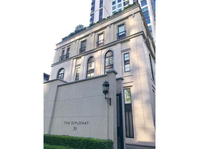 The Diplomat 39 Condo near BTS Phrom Phong