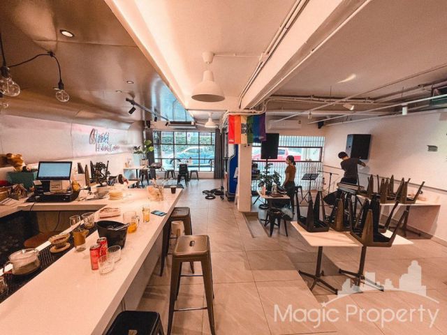 ขายอาคารพาณิชย์ 4 ชั้น บนถนนเอกมัย, แขวงคลองตันเหนือ เขตวัฒนา กทม.