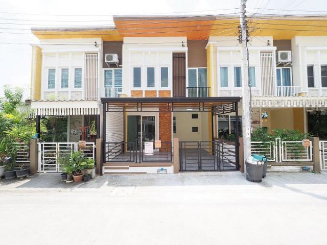 ขายราคาพิเศษ ทาวน์เฮ้าส์ 2 ชั้น ม.โกลเด้นทาวน์ ขนาด 18 ตรว. 4นอน 2น้ำ บ้านหน้ากว้าง 5.7เมตร ตกแต่งใหม่ทั้งหลัง