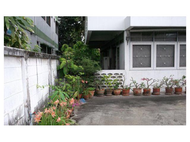 old house  for sale suitable for House , condo, apartment etc