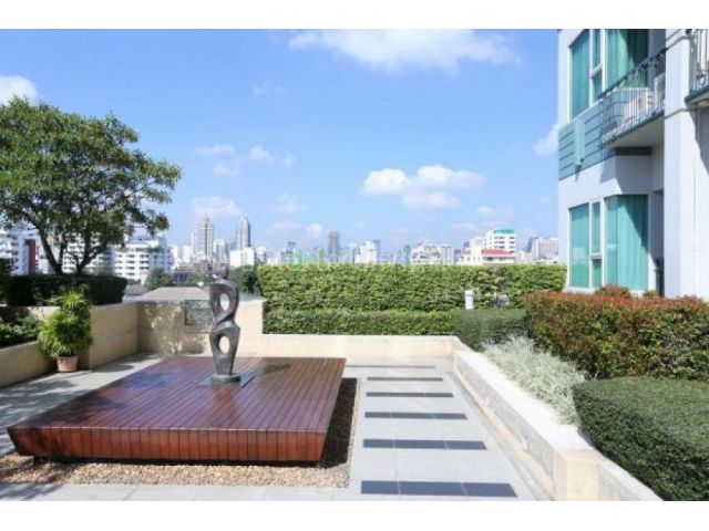 Condo for rent on the whole floor, 10th floor, 4 bedrooms, 4 bathrooms, located in the heart of Thonglor.