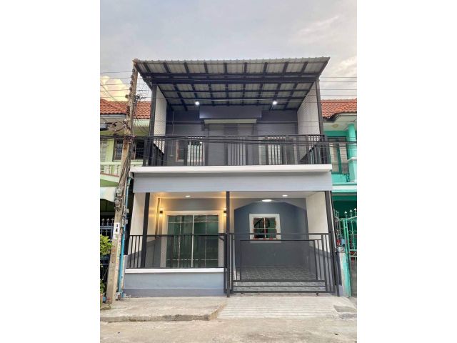ขายทาวน์เฮ้าส์ 2 ชั้น #หมู่บ้านบัวทอง4 ตกแต่งใหม่ทั้งหลัง มีระเบียงด้านหน้ากว้างมากปูหญ้าเทียมให้เรียบร้อยสวยงาม