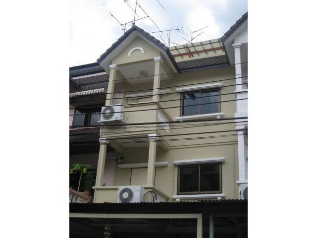 ให้เช่าทาวน์เฮาส์ 4 ชั้น หมู่บ้านศรีไทยวิลล่า ประดู่ 1 ถ.สาธุประดิษฐ์ บางโคล่, บางคอแหลม